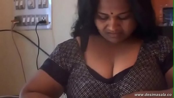 Indian aunty xxx – Aunty Bathing and Showing Huge Wet boobs