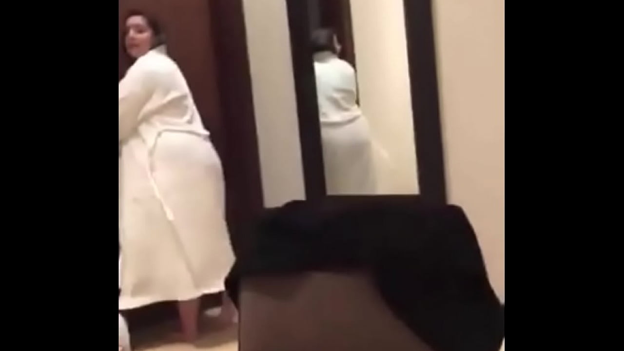 Indian desi aunty showing her Huge Ass