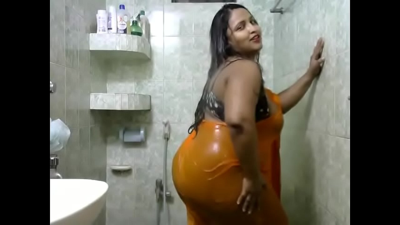 BBw babe Showing boobs through Saree