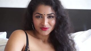 Desi Babe showing her sexy body – Maya