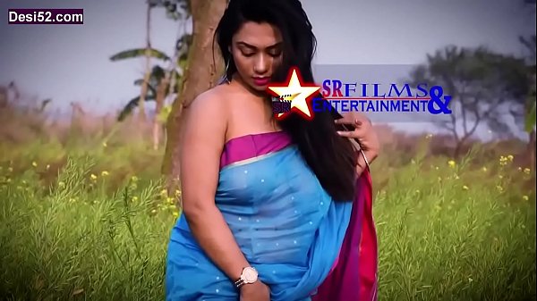 Indian Bengali wife in Saree showing Nipple