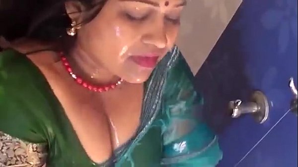 HOT AUNTY Bathing