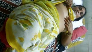 Aunty in sari showing boobs