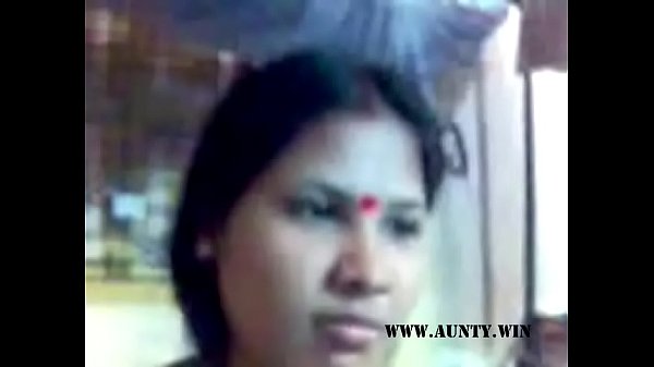 Desi Randi Aunty showing tits