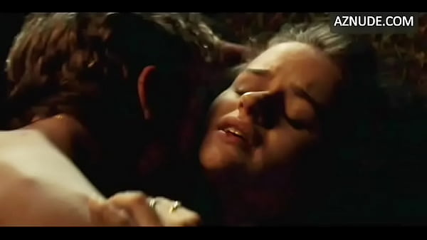 Joey King nude in Park (Looped)