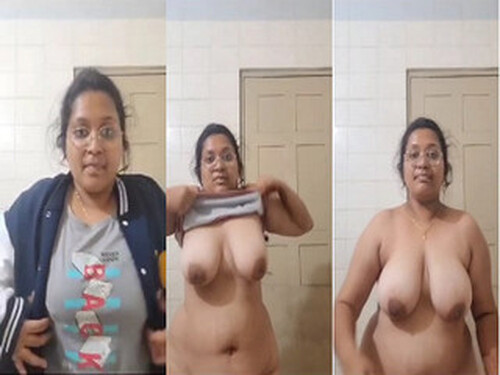 Indian Bhabhi Shows Her Big Boobs Leaked