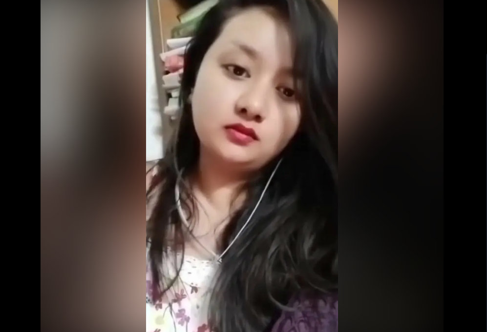 Desi Bengali Hot Girl Flashing Her Big Tits on Chamet Live