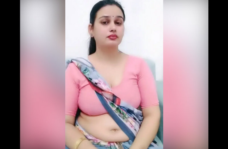 Desi Hot Bhabhi Saree Navel Teasing Live