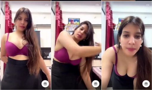 Tango Live Girl Gets Horny & Flashes Her Hot Boobs for Fans