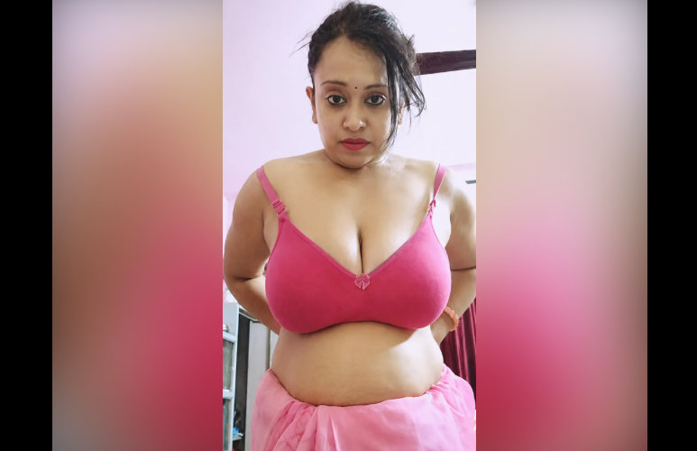 Desi Bhabhi nude Stripping Change Clothes & Showing huge boobs on Cam